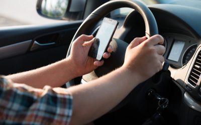 ‘No Touch’ Cell Phone Laws: Can You Hold Your Phone While Driving in Illinois?